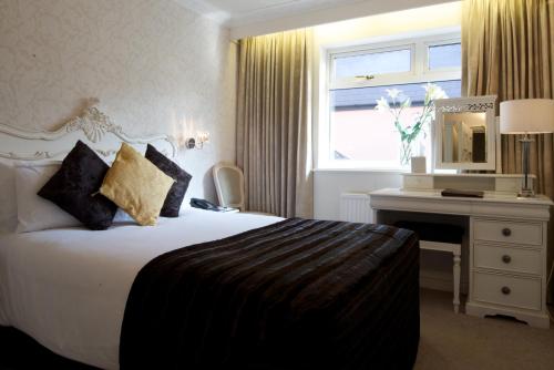 Una cama o camas en una habitación de Alderley Edge Hotel