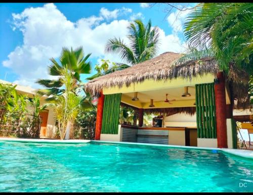 uma piscina em frente a uma villa em Hotel Boutique Bahia Azul em Bacalar