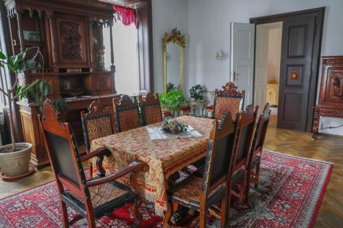 a dining room with a table and chairs at Zamek Usobi in Úsobí