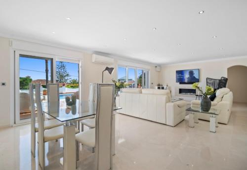 Villa Las Palmeras with heated pool, La Cala de Mijas