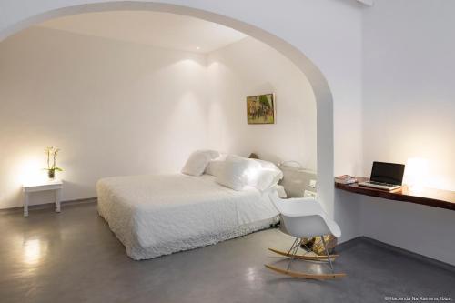 Кровать или кровати в номере Hacienda Na Xamena, Ibiza