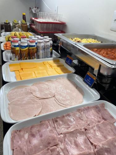 Una cocina llena de muchos tipos diferentes de comida en Hotel Continental - Próximo ao Mercado Central, Mercado Novo e a Rodoviária, en Belo Horizonte