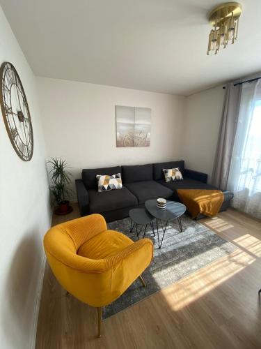 un salon avec un canapé et une table dans l'établissement Résidence, Beaujoire, Parking privé, Château, à Nantes