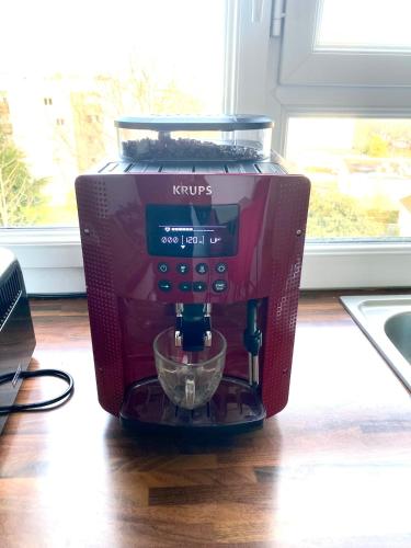 une cafetière rouge assise sur une table dans l'établissement Résidence, Beaujoire, Parking privé, Château, à Nantes