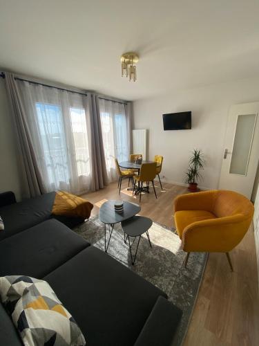 un salon avec un canapé et une table dans l'établissement Résidence, Beaujoire, Parking privé, Château, à Nantes