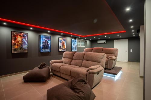 Luxurious Villa - Pool, Hot Tub, Cinema and Golf