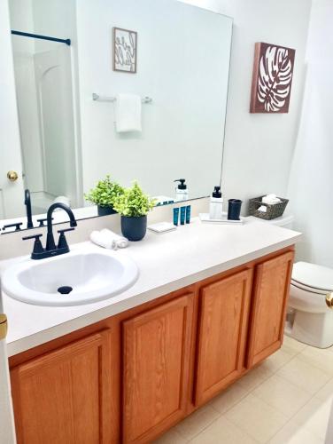 Charming family retreat with Pool & Amenities Disney & top Attractions photo 9