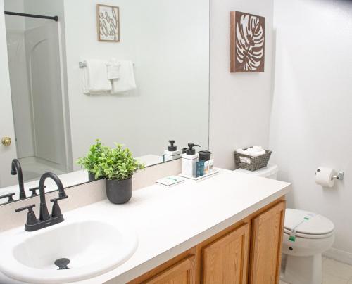 Charming family retreat with Pool & Amenities Disney & top Attractions photo 8