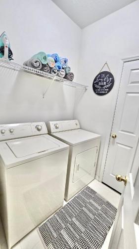 Charming family retreat with Pool & Amenities Disney & top Attractions photo 3