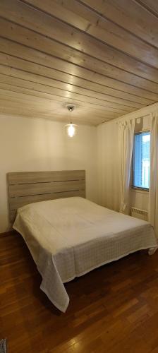 Eric Apartment في Vampula: غرفة نوم بها سرير كبير في غرفة