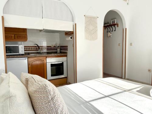 Cozy- 100m from the Beach with Pool & Perfect for2