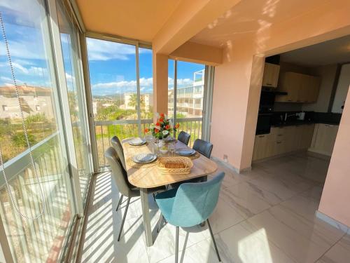 une salle à manger avec une table et des chaises sur un balcon dans l'établissement Spacieux T2 au bord de l'eau, vue panoramique, à Six-Fours-les-Plages