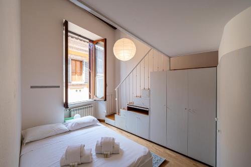 um quarto com uma cama e uma janela grande em Margana Luxury 3 bedrooms amazing terrace em Roma