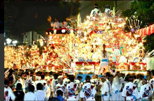 une foule de personnes debout devant un carnaval dans l'établissement ゲストハウスＥn プレザント203, à Orio