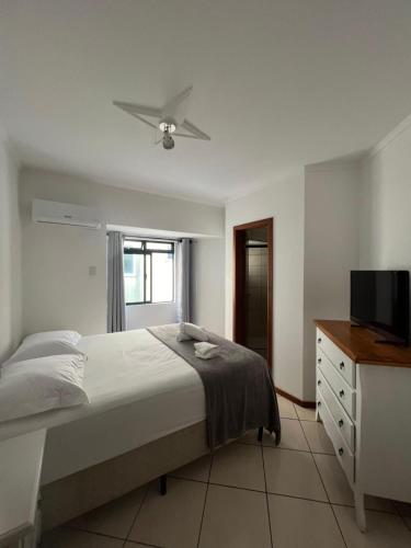 Katil atau katil-katil dalam bilik di Apartamento pé na areia em Meia Praia com churrasqueira com vista mar