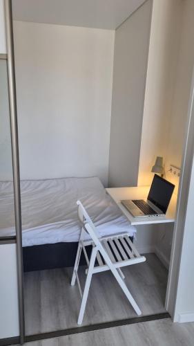 Ένα ή περισσότερα κρεβάτια σε δωμάτιο στο Tiny cozy apartment 'Unihus'