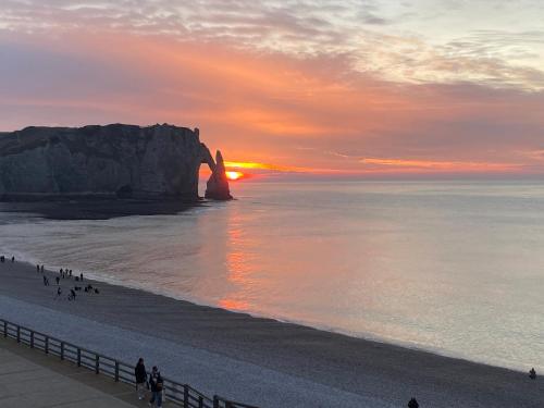 - une promenade sur la plage au coucher du soleil dans l'établissement Appartement vue mer panoramique, à Étretat