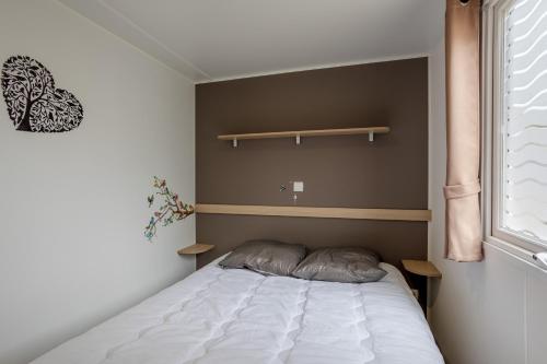Posteľ alebo postele v izbe v ubytovaní Mobil-home 2 chambres - D