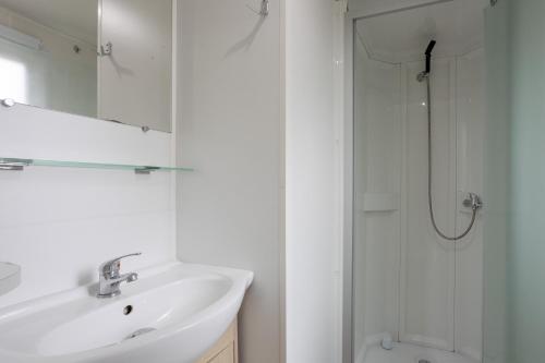 Kúpeľňa v ubytovaní Mobil-home 2 chambres - D