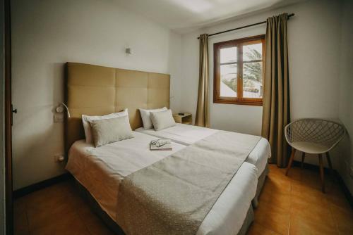 sypialnia z dużym łóżkiem i oknem w obiekcie Agradable y familiar, con piscina "Casa Inima" w mieście Playa Blanca