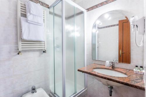 Ein Badezimmer in der Unterkunft Raeli Hotel Siracusa
