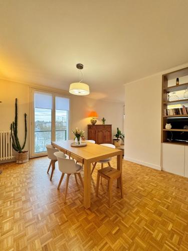 une salle à manger avec une table et des chaises en bois dans l'établissement Le Capitaine Maignan, Centre de Rennes, à Rennes