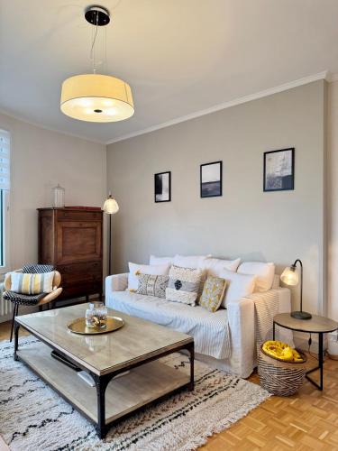 un salon avec un canapé et une table basse dans l'établissement Le Capitaine Maignan, Centre de Rennes, à Rennes