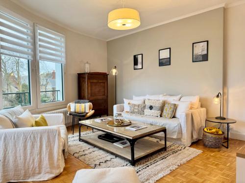 レンヌにあるLe Capitaine Maignan, Centre de Rennesのソファとテーブルのあるリビングルーム