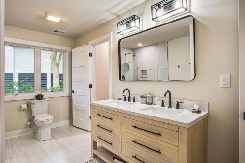 Un baño con lavabo, inodoro y espejo. en Abalone Alley 4, en Isle of Palms