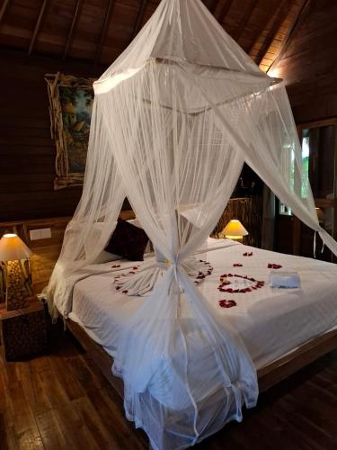 Una cama o camas en una habitación de Ubud Virgin Villa
