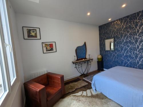 une chambre avec un lit, une chaise et une fenêtre dans l'établissement Loft Charmeur 500 m Gare, à Tours