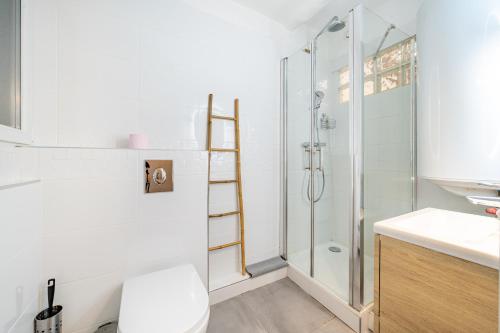 une salle de bain blanche avec douche et toilettes dans l'établissement Vieux-Nice 2P climatisé Balcon, à Nice