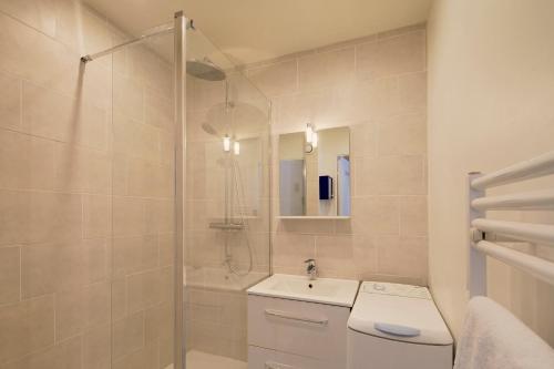 une salle de bain avec une douche, des toilettes et un lavabo dans l'établissement La Source - A 20 minutes à pied du centre, à Nantes