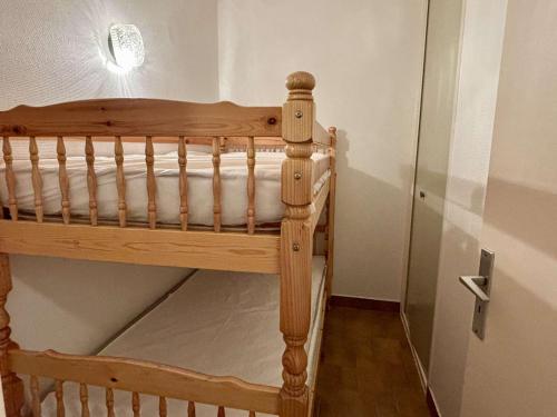 - un lit superposé en bois dans un coin de chambre dans l'établissement Studio cabine cosy avec terrasse et accès direct plage, Argelès-sur-Mer - FR-1-225-595, à Argelès-sur-Mer
