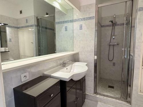 une salle de bain avec un lavabo et une douche dans l'établissement Studio cabine cosy avec terrasse et accès direct plage, Argelès-sur-Mer - FR-1-225-595, à Argelès-sur-Mer