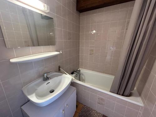 une salle de bain avec un lavabo et une baignoire dans l'établissement Appartement aux Gets avec vue et animaux acceptés - FR-1-623-143, aux Gets