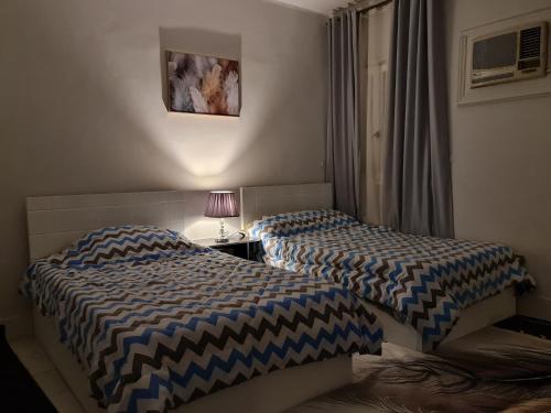 Cama o camas de una habitación en Convenient Apartment in Makram Ebaid - Nasr City