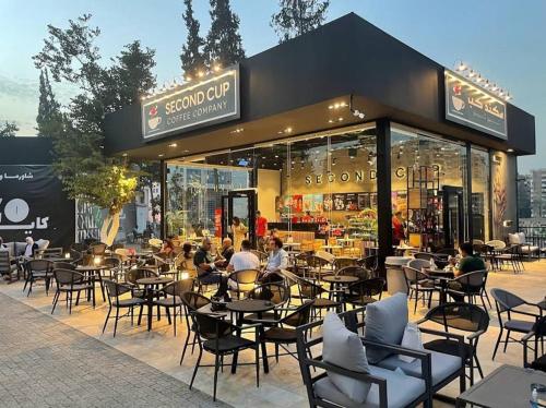 Un restaurante o sitio para comer en Convenient Apartment in Makram Ebaid - Nasr City