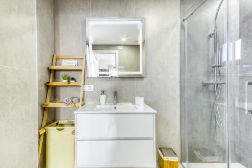 une salle de bain avec un lavabo blanc et une douche dans l'établissement Gran Reserva Mimoses Premium, à Empuriabrava