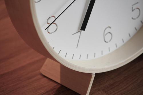 a clock sitting on top of a wooden table at Chez Sven - Studio 'Le Grand' in Lohn-Ammannsegg