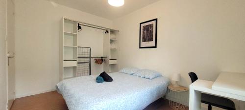 une petite chambre avec un lit et un bureau dans l'établissement 