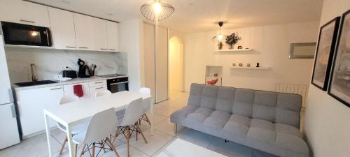 un salon et une cuisine avec un canapé et une table dans l'établissement 