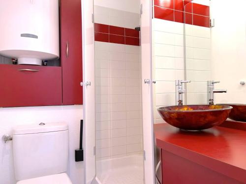 La salle de bains est pourvue d'un lavabo et de toilettes. dans l'établissement Studio cabine 4 pers avec terrasse, clim et parking au Lavandou - FR-1-251-431, au Lavandou