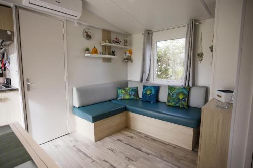 a small room with a blue bench and a window at Au petit bonheur in Carnac