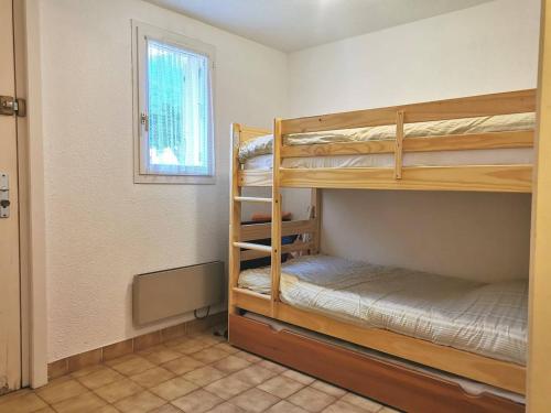 deux lits superposés dans une chambre avec fenêtre dans l'établissement Duplex calme 4 pers, parking privé, à deux pas de la plage - Le Lavandou - FR-1-251-500, au Lavandou