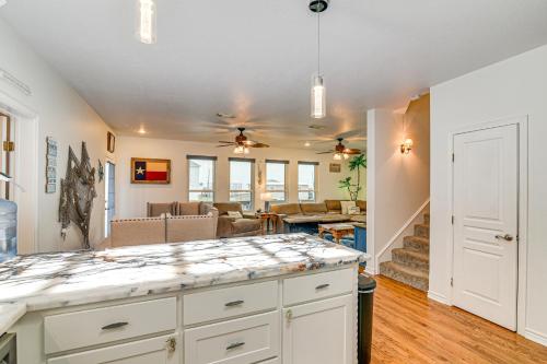 Χώρος καθιστικού στο Near Surfside Jetty County Park Home with Deck!
