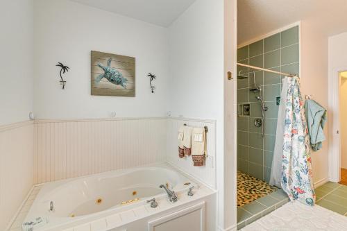 Ένα μπάνιο στο Near Surfside Jetty County Park Home with Deck!