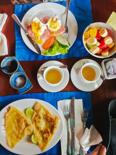 un tavolo con due piatti di cibo e due tazze di tè di Banlung Hill Top House &Trekking a Phumĭ Pôy