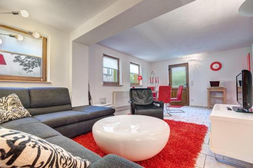 ein Wohnzimmer mit einer Couch und einem Tisch in der Unterkunft Ferienwohnung Kieferngrund in Ahlbeck