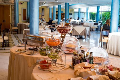 Makanan di atau berdekatan hotel